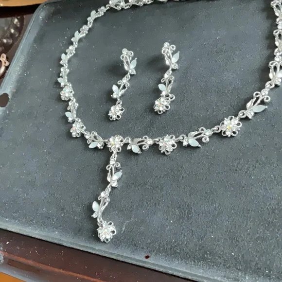 Set of necklace and earrings - Picture 4 of 4